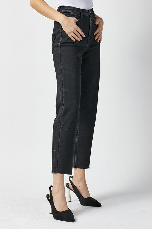 Modell visar svarta Mom Fit damjeans med hög midja, perfekt för en trendig look.