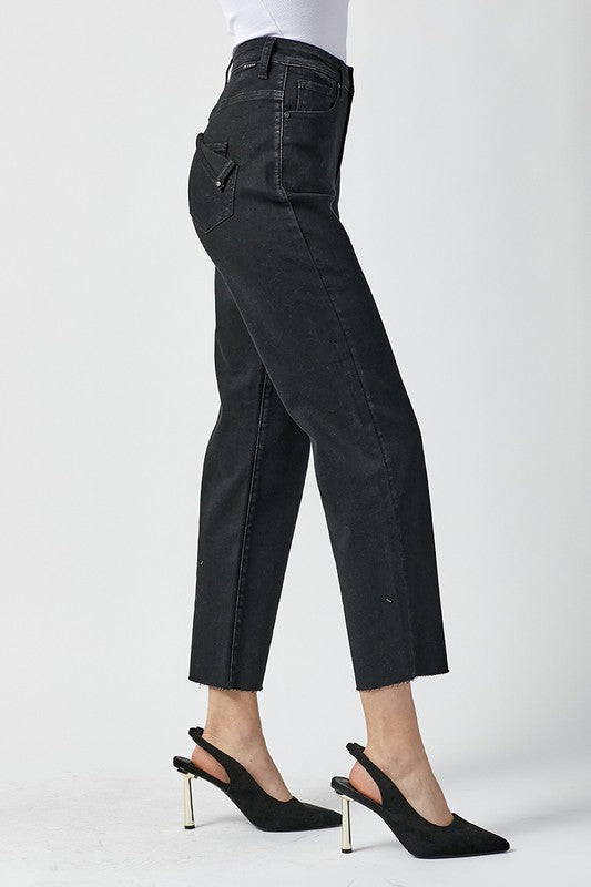 Närbild på tvättad svart jeansfärg och bomullstextur i Mom Fit modell.