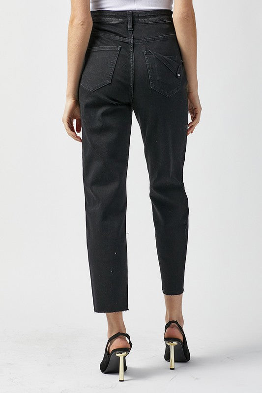 Helkroppsbild av kvinna bärande svarta Mom Fit högmidjade jeans för kvinnorsnytt.