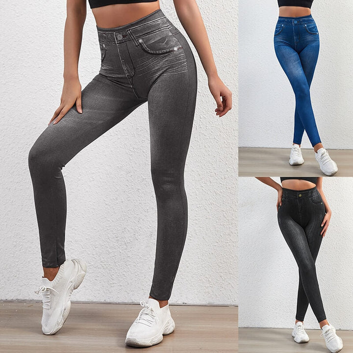Modell i rörelse med dam jeans leggings, hög midja, demonstrerar flexibilitet och komfort.