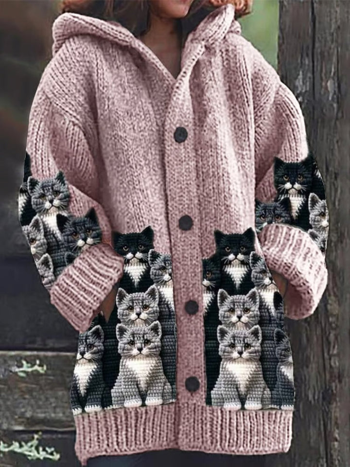 Mysig stickad kattkofta för dam, med unikt djurmotiv. Varmt och bekvämt vinterplagg i ledig modell.