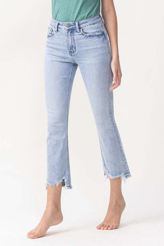Ljusblå damjeans med kick flare ben och bekväm hög midja