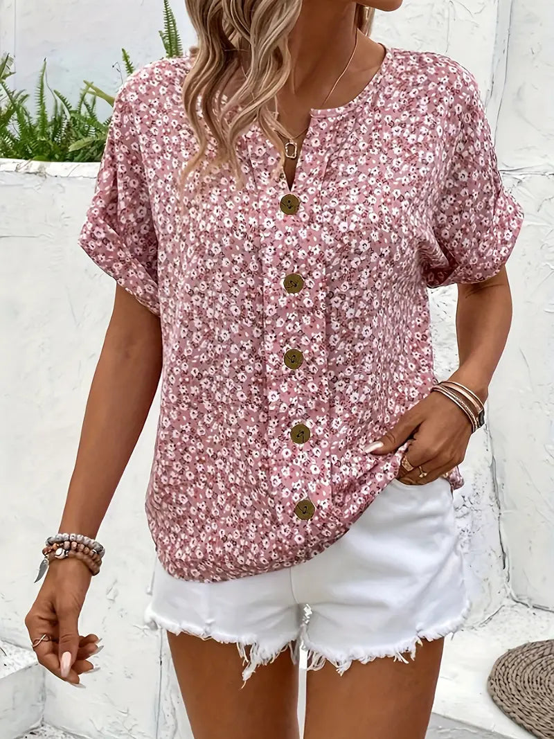 Modell bär en mångsidig damtopp med kort ärm och knappar, stylad för en avslappnad sommarlook.