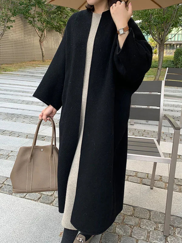 Elegant rymlig damkappa, lång modell. Varmt ytterplagg för höst- och vintermode. Tidlös design.