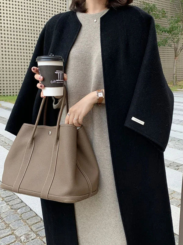 Lång rymlig damkappa med elegant stil. Varmt ytterplagg, perfekt för vinter och höstmode.