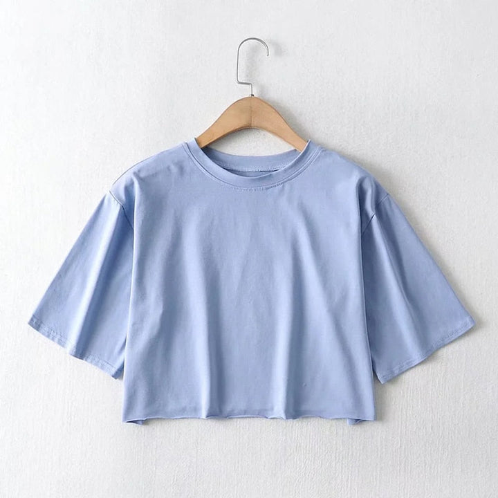 Boho-inspirerad dam croptop för sommar. Lös och bekväm stil, trendig vardagstopp.
