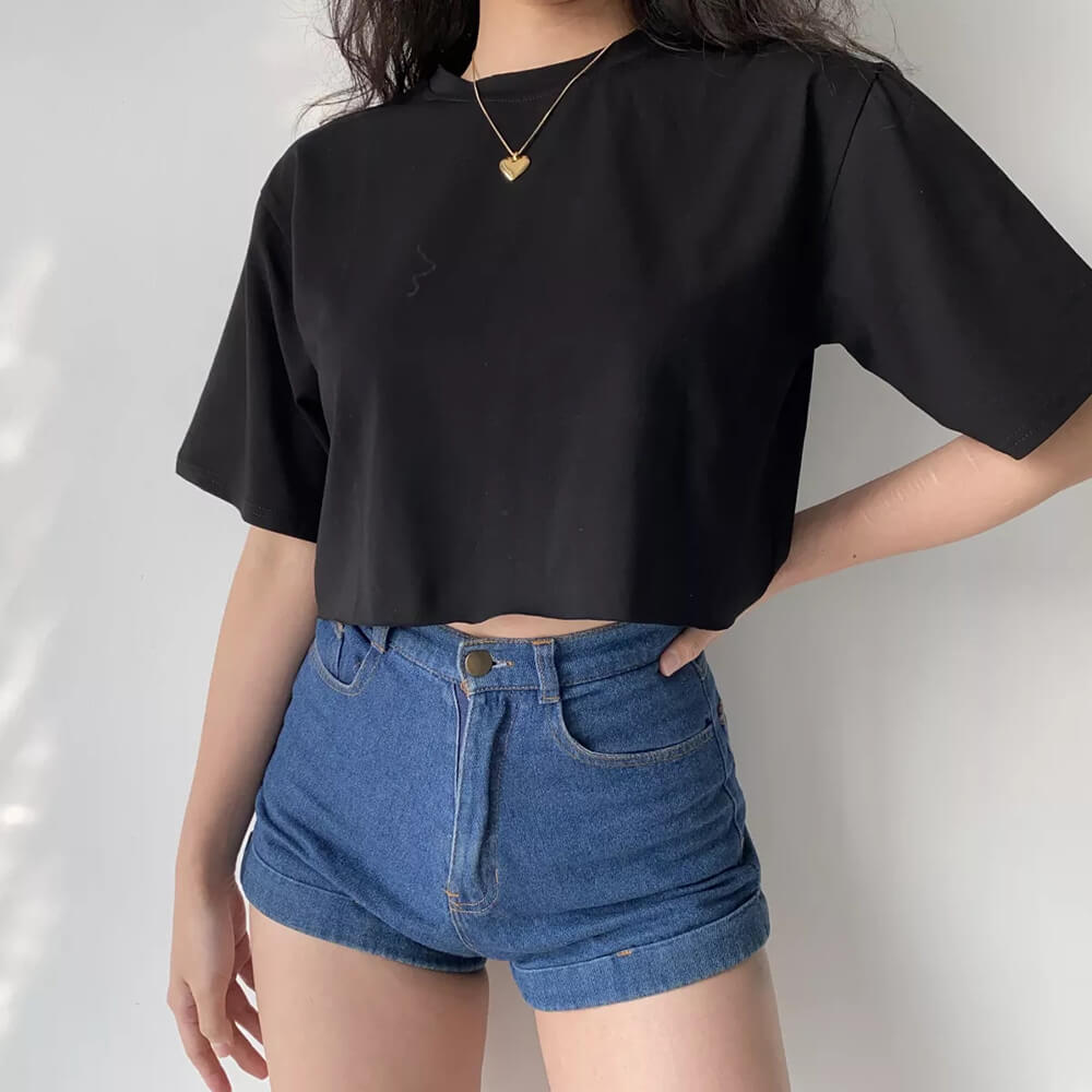 Mångsidig dam croptop, lös design för sommar. Bekväm för både strand och stad.