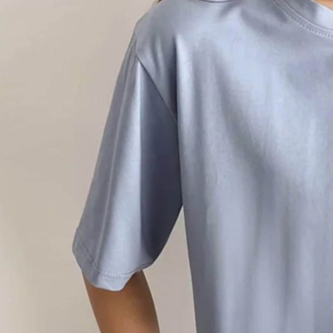Trendig boho dam croptop med lös passform. Bekväm magtröja för sommarens mode.