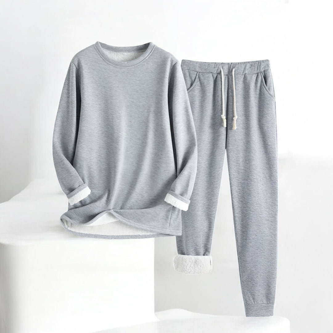 Bärarbild av dam loungewear set med bekväm tröja och joggers, perfekt för fritid.