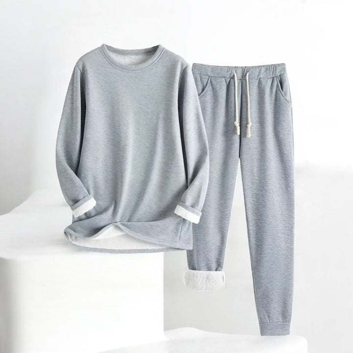 Bärarbild av dam loungewear set med bekväm tröja och joggers, perfekt för fritid.