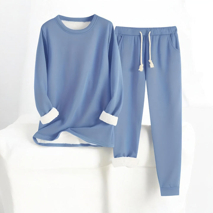 Närbild på tyg av dam loungewear set, visar den mjuka polyesterblandningen och plyschiga insidan.