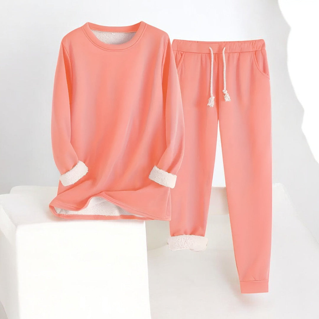 Oversized dam loungewear set i enfärgad design, erbjuder maximal komfort och avslappnad stil.