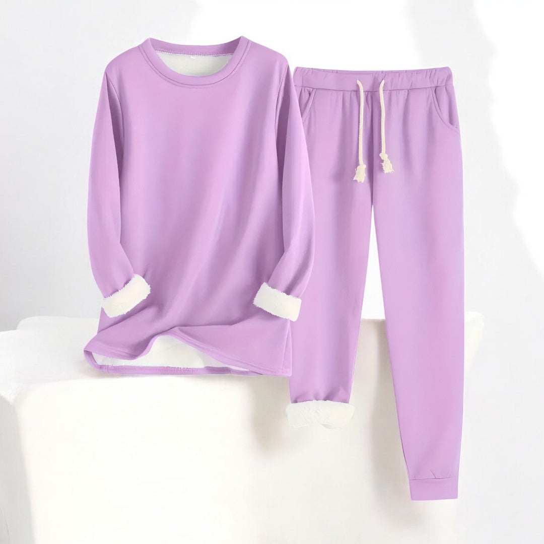 Uppifrån-bild av ett komplett dam loungewear set, visar den rymliga passformen och materialkvaliteten.