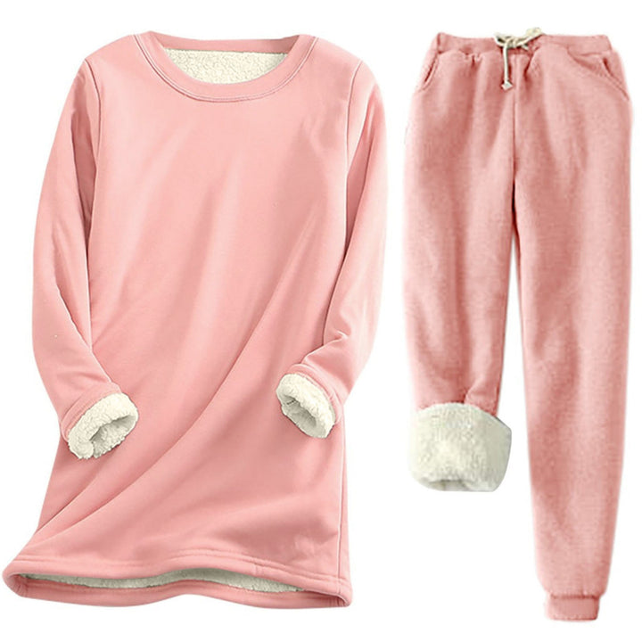 Modell som poserar i ett bekvämt dam joggers set med oversized tröja, perfekt för vardagsbruk.