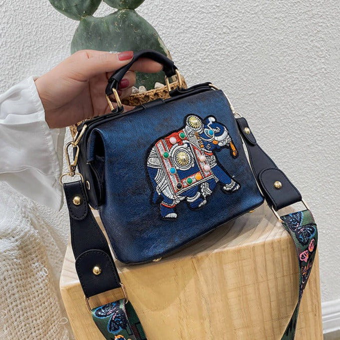 Konstnärlig damaxelväska med intrikata mandalamönster i handbroderad stil. Unik design för kvinnor.