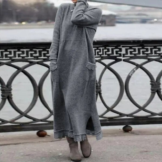 Sida av långärmad dam maxiklänning med diskreta fickor. Bekväm, avslappnad och elegant vardagslook.