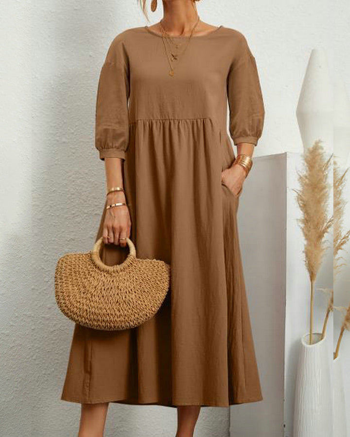 Färgstark dam midiklänning med rundhals & trendiga laternenärmar. Bekväm vårklänning, elegant stil.