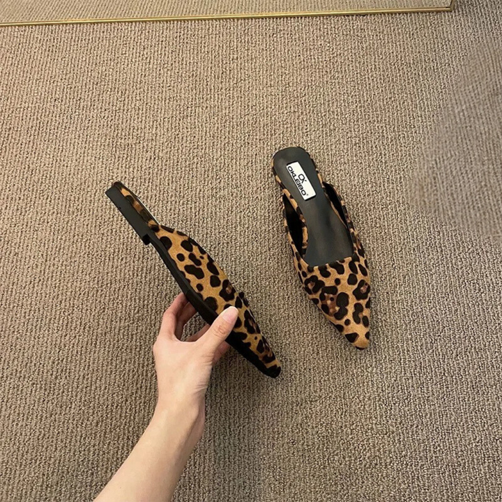 Dam mules med leopardmönster och spetsig tå. Trendiga slip-on skor för kvinnor med låg klack.