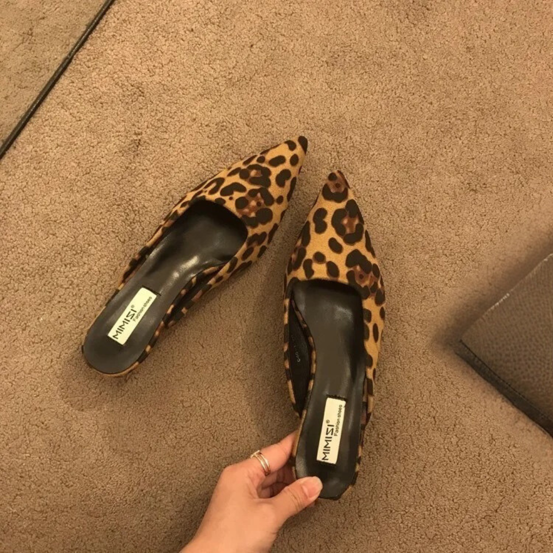 Eleganta leopardmules med spetsig tå, perfekt för vardag eller fest. Bekväma dam slip-on skor.