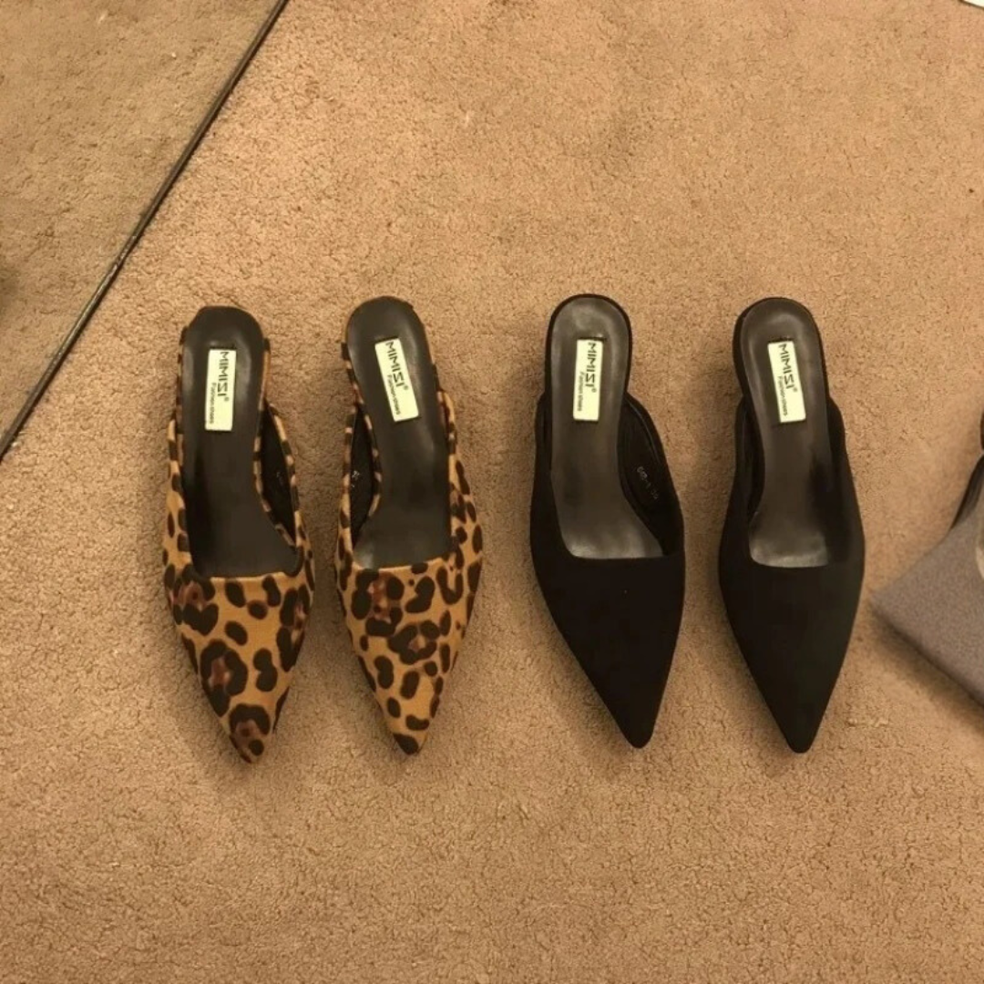 Mönstrade leopardmules i slip-on modell med spetsig tå. Stilfulla kvinnorskor med låg klack.