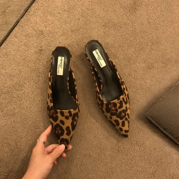 Trendiga dam mules i leoparddesign. Spetsig tå och låg klack för bekväm vardagssko.
