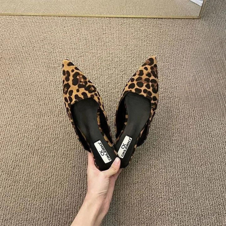 Leopardmönstrade mules med slimmad spetsig tå och platt, låg klack. Eleganta dam slip-on skor.