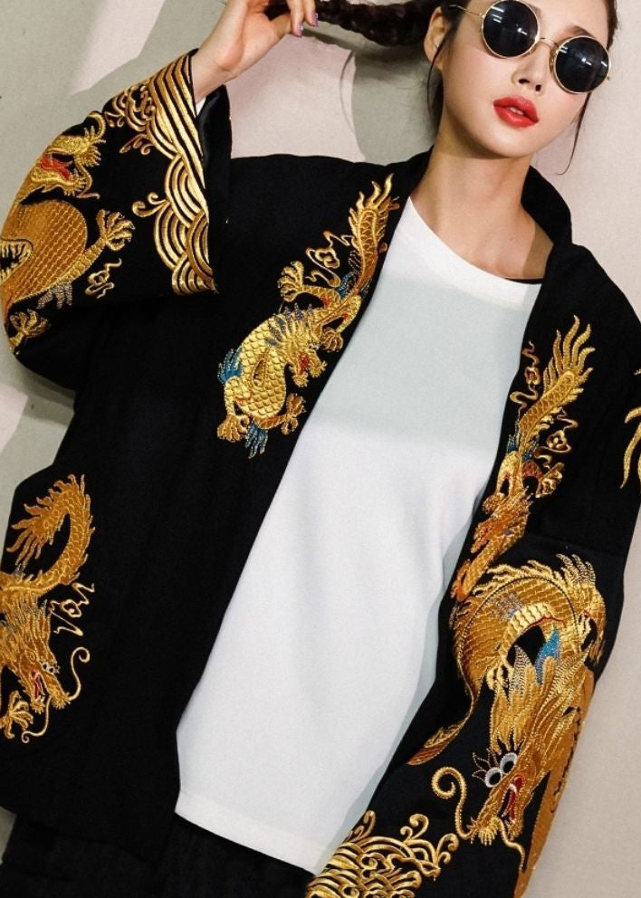 Bekväm oversized cardiganjacka för dam, med iögonfallande drakmotiv. Stilrent ytterplagg.