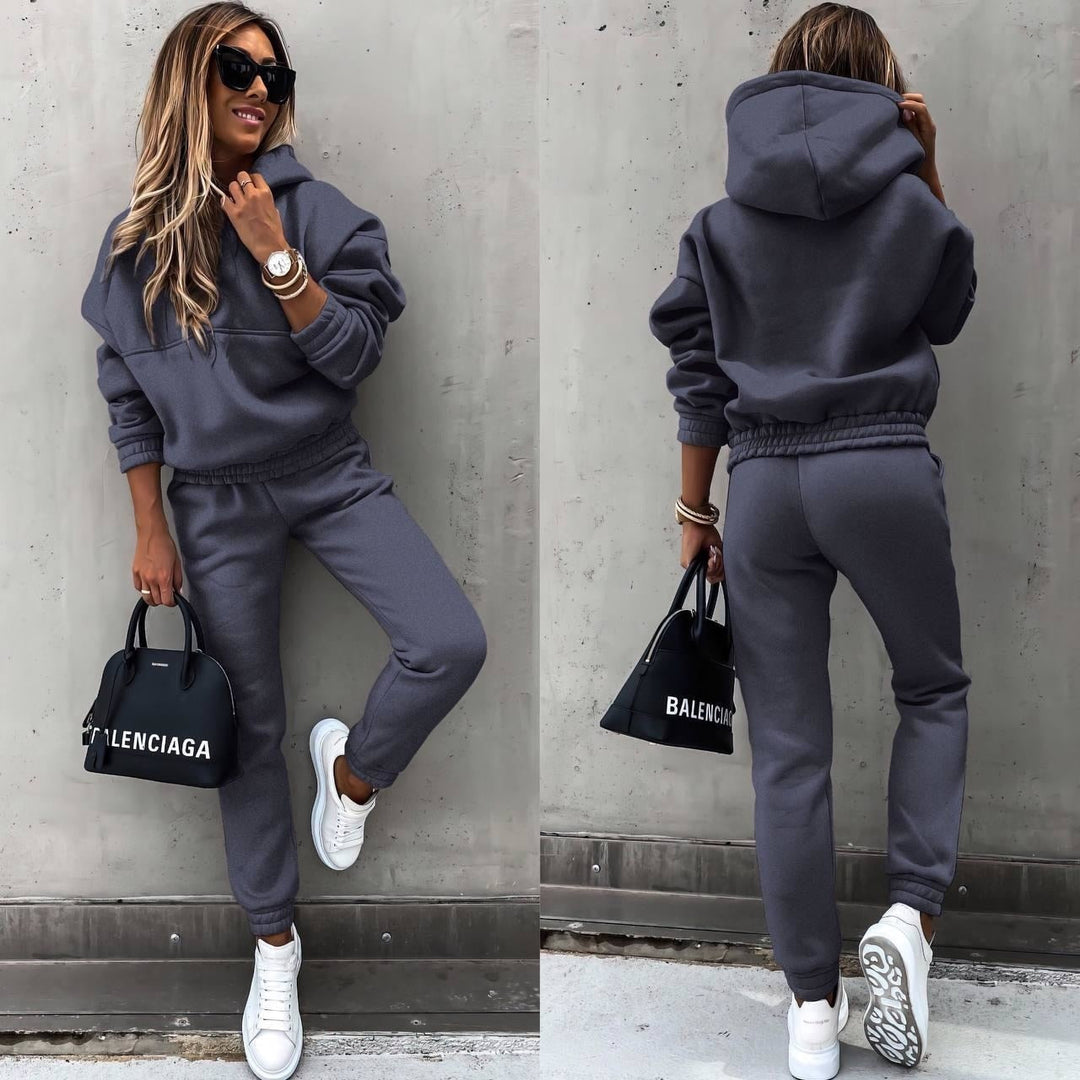 Snyggt och bekvämt dam träningsset, bestående av oversized hoodie och avsmalnande byxor.