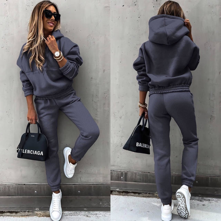 Snyggt och bekvämt dam träningsset, bestående av oversized hoodie och avsmalnande byxor.