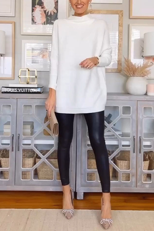 Höstmode Damtröja. Bekväm oversized ribbstickad tröja med mockneck och fallande axlar.