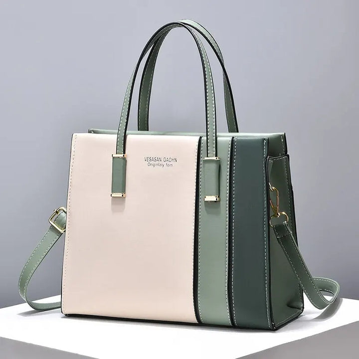 Elegant damhandväska i patchwork-stil, bär den som axelväska eller crossbody för en modern look.