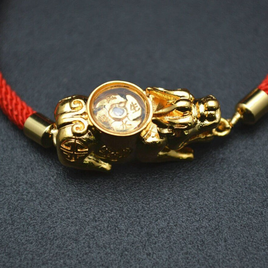 Kvinnors röda Pixiu lyckoarmband i koppar, en amulett för välstånd och skydd. Unikt smycke.