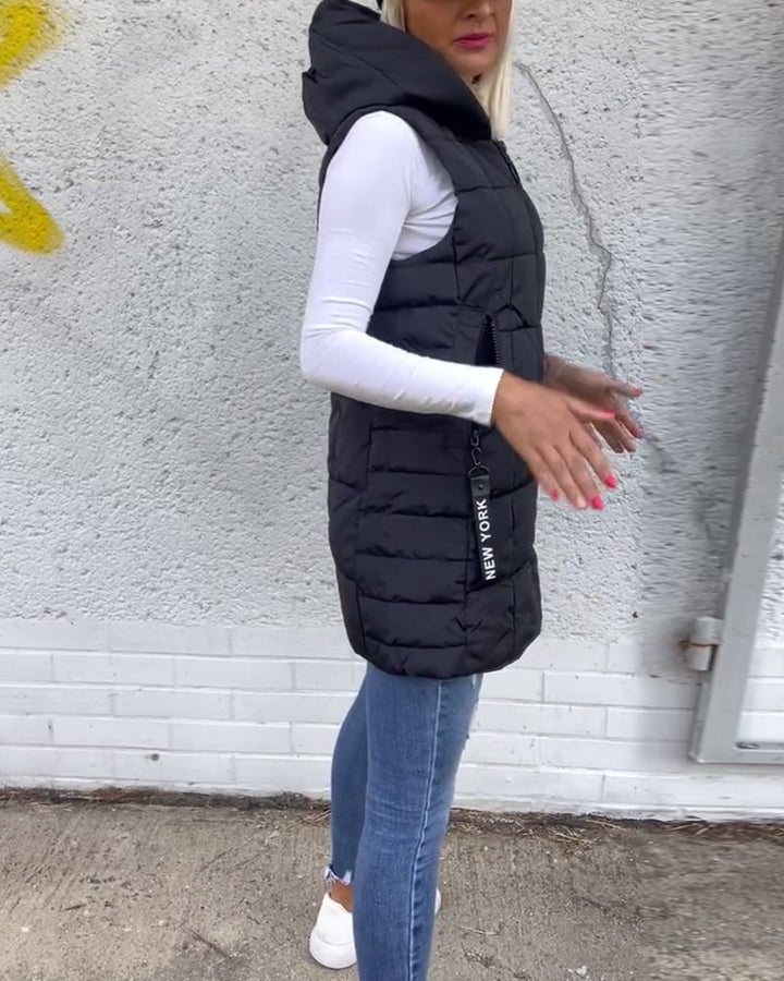 Varm dam vinterjacka, puffer med huva. Stilren och funktionell isolerad ytterjacka för dammode.
