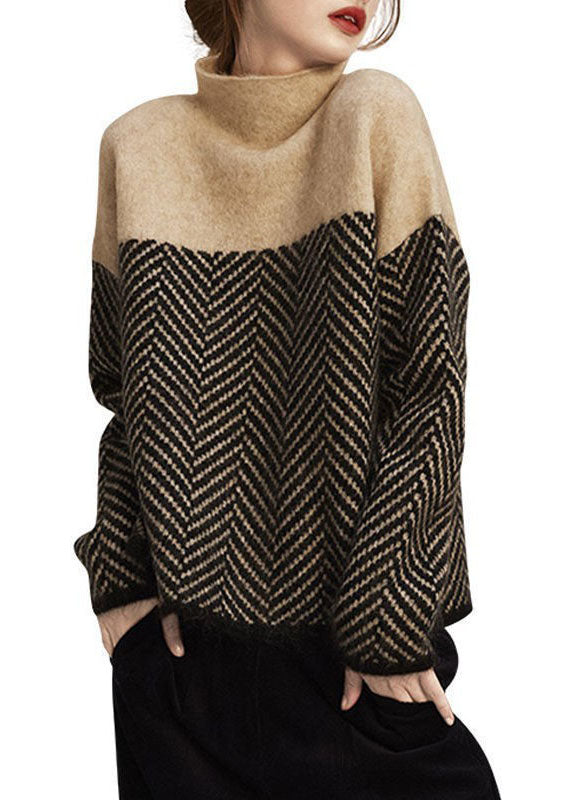 Trendig dam pullover med stilrent patchwork, hög krage och lös passform. Varm och modern vintertröja.