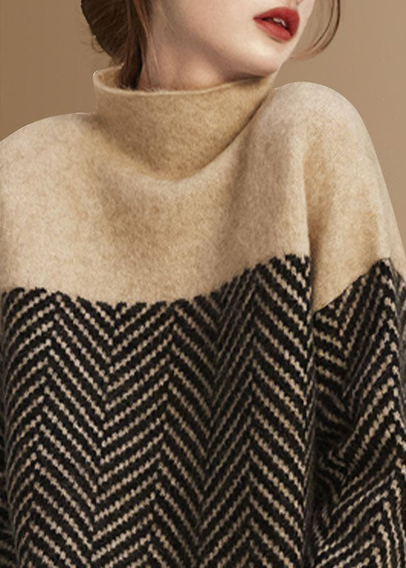Varm och bekväm dam pullover med hög krage och lös passform. Perfekt stil för kalla vinterdagar.