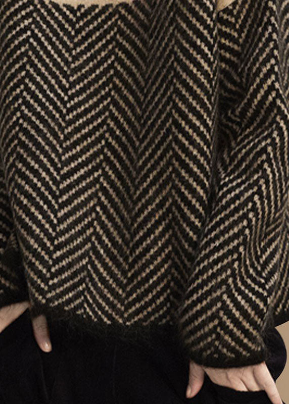 Stilren damtröja med hög krage och lös passform, elegant patchwork design för modern vinterstil.