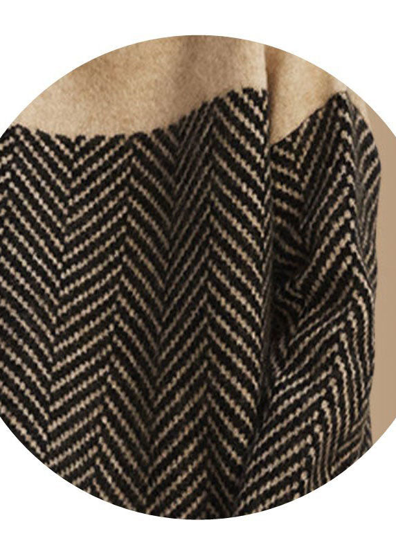 Modell i dam pullover med hög krage och lös passform. Trendig vintertröja med snygg patchwork design.