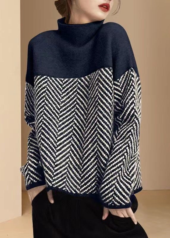 Närbild på dam pullover: detaljer av hög krage, mjukt tyg och unikt patchwork. Varm och stilren.