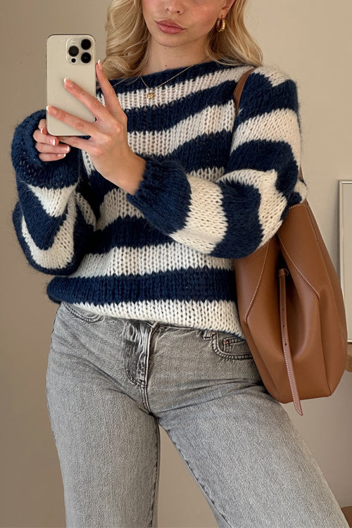 Damtröja med modern drop shoulder och klassiska ränder. En bekväm pullover för vårens och höstens lager.