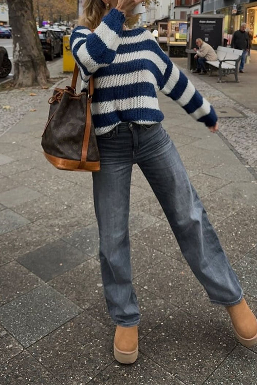 Modell bär randig dam pullover tröja med drop shoulder, perfekt för en avslappnad men stilfull look.