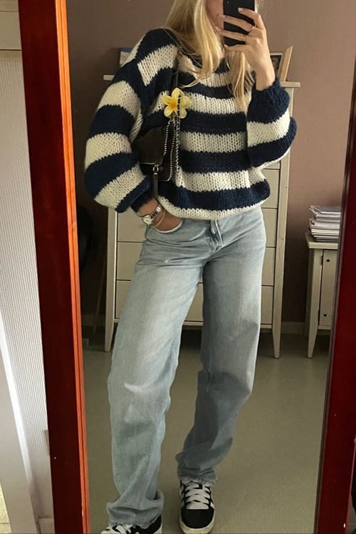 Baksidan av en avslappnad randig dam pullover tröja med drop shoulder design, idealisk för höst.