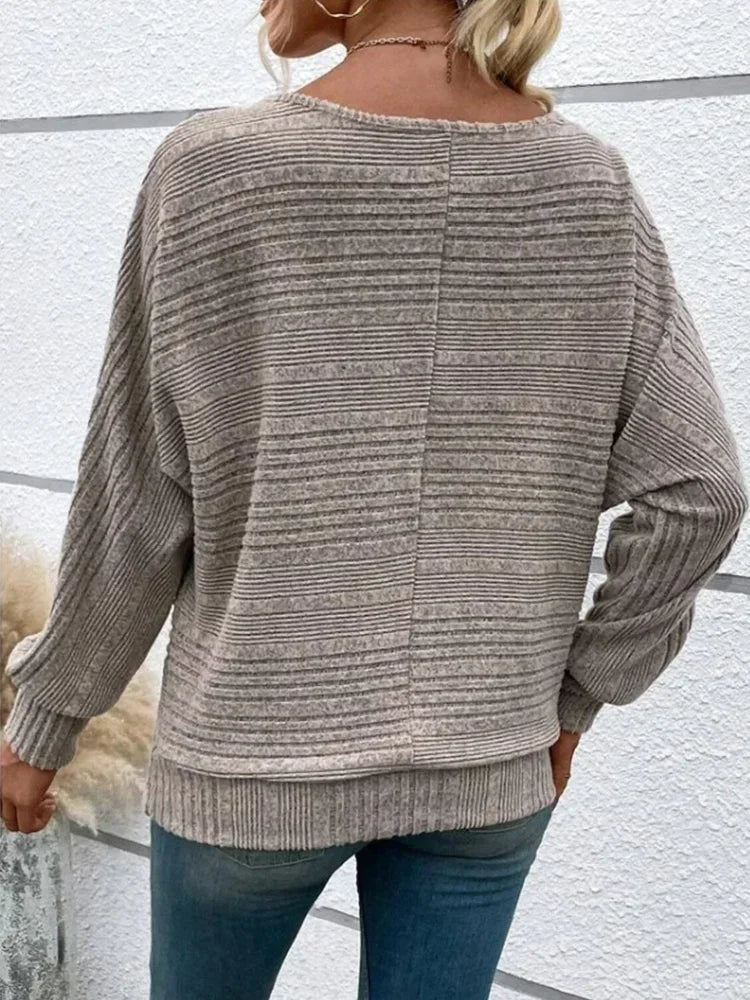 Mysig randig damtröja med avslappnad passform. Bekväm för svala dagar, perfekt trendig vinteroutfit.