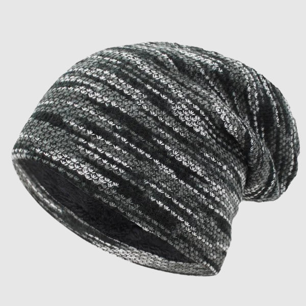 Trendig dammössa med randigt mönster. En varm vinteraccessoar i mjuk fleece för stilmedvetna kvinnor.