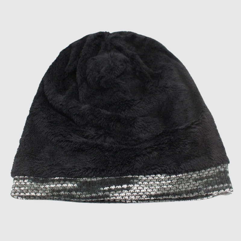 Dam randig mössa visad från sidan, med fokus på mönster & mjuk fleece. Varm & stilren vinteraccessoar.