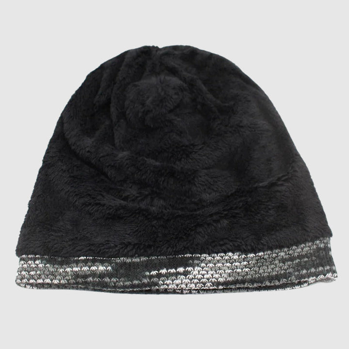 Dam randig mössa visad från sidan, med fokus på mönster & mjuk fleece. Varm & stilren vinteraccessoar.