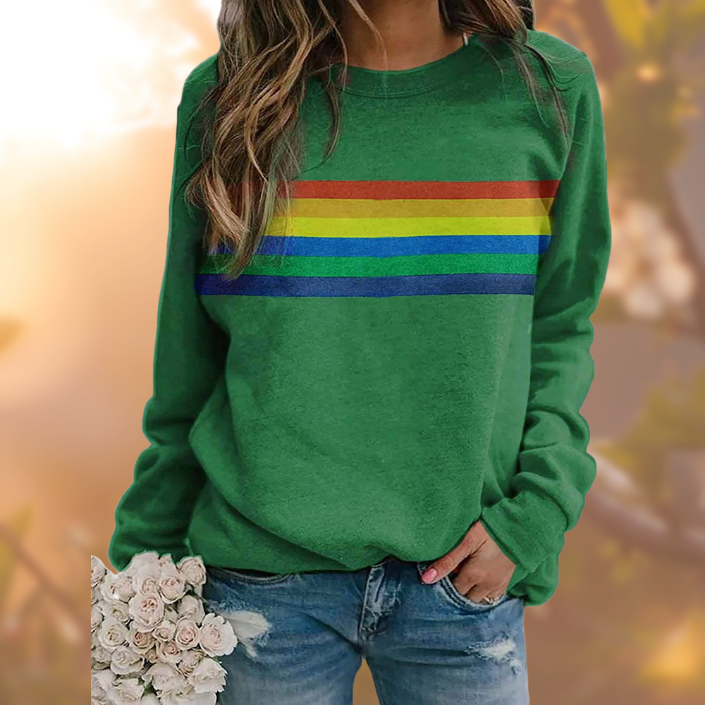 Regnbågsrandig dam pullover med livfulla färger. Långärmad, bekväm tröja i avslappnad stil för kvinnor.