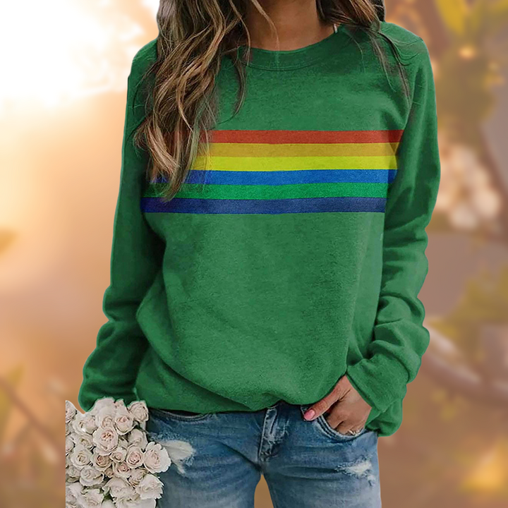Regnbågsrandig dam pullover med livfulla färger. Långärmad, bekväm tröja i avslappnad stil för kvinnor.