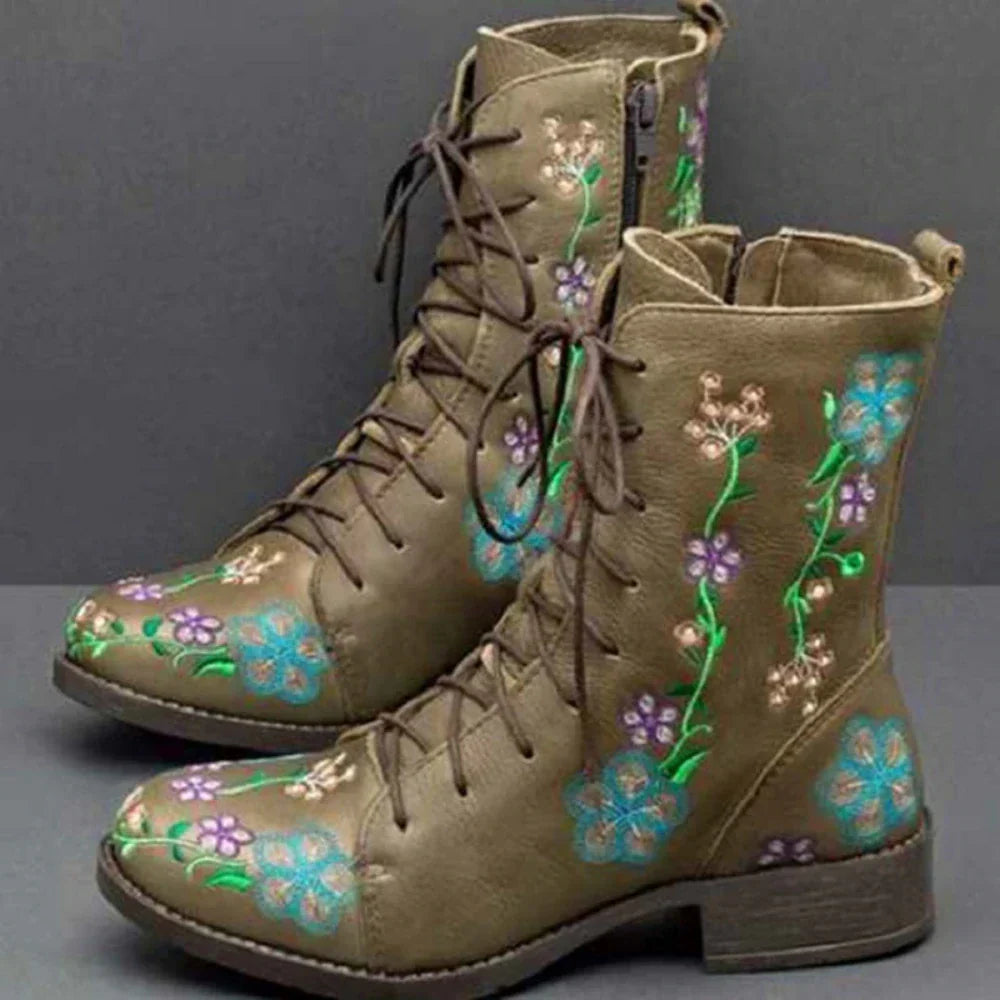 Klassiska dam retro stövlar med distinkta etniska broderier och stilren spetsig tå, perfekt för en trendig look.