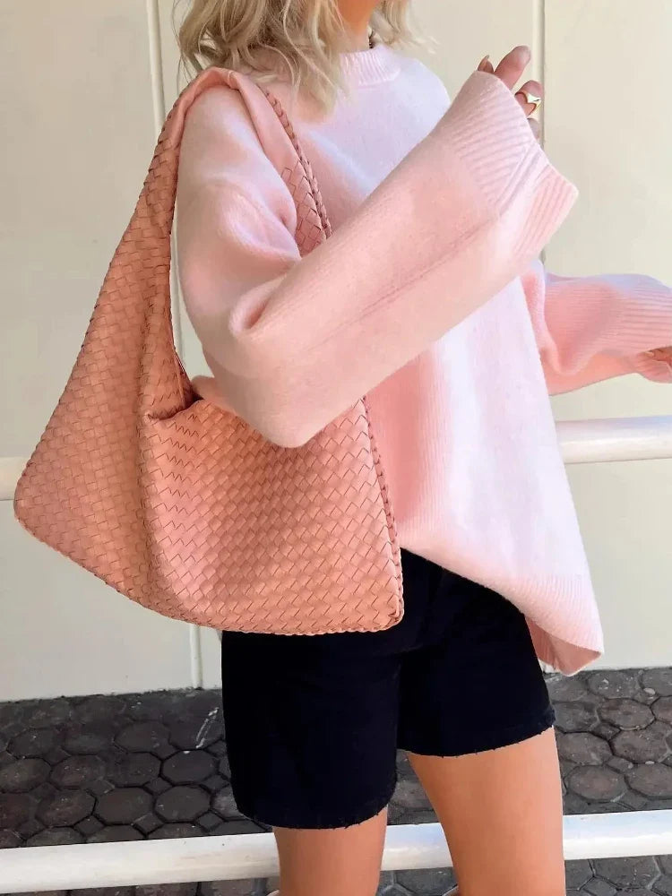Elegant dam pullover, ribbstickad design. En kvinnors tröja som är både stilren och bekväm.