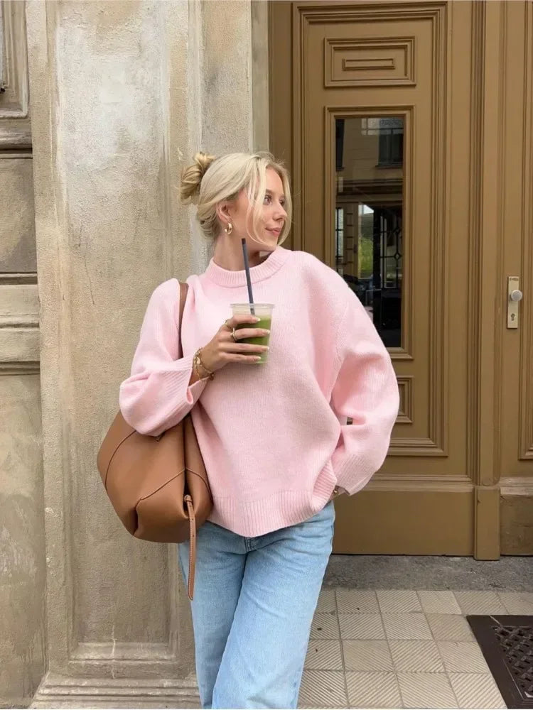 Mjuk ribbstickad dam pullover. En bekväm och stilren kvinnors tröja för vardag och mer formella tillfällen.